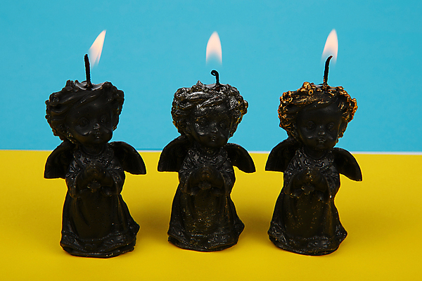 포토 JPG 해외이미지 백그라운드 컨셉 촛불 천사 조명 사람없음 파란색 노란색 평화 검은색 어둠 추위 슬픔 기도 죽음 깃발 야간 가난 심볼 사인 전쟁 장면 기념물 애국심 우크라이나 위기 적자 전국 정부 정책 헬프 필요 해외202004 해외포토 자연요소 감정 유럽 컬러 초 도움 파일형식 이미지허브