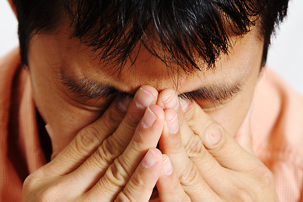 포토 JPG 해외이미지 직업 손 남자 비즈니스 사업가 노동자 스트레스 피곤 한명 사람 사무실 업무 비즈니스맨 대표 종업원 동료 걱정 경영자 리더 두통 경영 과부하 편두통 해외202004 해외포토 1 감정 컨셉 관계 신체부위 고통 작업 직장인 질병 파일형식 이미지허브