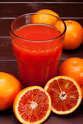 포토 JPG 해외이미지 음료 오렌지 과일 유리 사람없음 목재 주스 젖음 신선 달콤 오렌지주스 내추럴 해외202004 해외포토 나무 재료 재질 맛 과일주스 파일형식 이미지허브