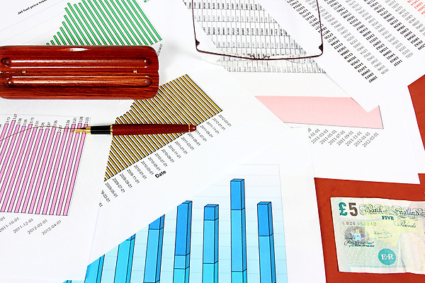 포토 JPG 해외이미지 영어 산업 종이 안경 지폐 돈 회사 비즈니스 탁자 그래프 영국 잉글랜드 잉크 사람없음 금융 펜 쪽지 자료 정보 시장 주식 가격 책상 분석 오브젝트 항공 분수 문서 투자 연료 제트기 파운드 계산서 구성 수입 항목 해외202004 해외포토 문자 잡화 유럽 가구 컨셉 비행기 경제 필기구 재산 파일형식 이미지허브