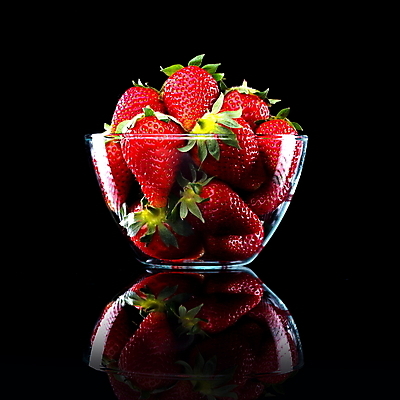 포토 JPG 해외이미지 웰빙 다이어트 과일 유리 딸기 검은배경 사람없음 빨간색 여름 빛 검은색 신선 사발 달콤 맛 유기농 건강식 숙성 채식주의자 해외202004 비건음식 해외포토 계절 음식 컬러 백그라운드 컨셉 재질 건강 사기그릇 채식 파일형식 비건 이미지허브