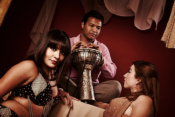 포토 JPG 해외이미지 전통 여자 문화 음악 휴식 3 앉기 성인 세명 연주자 음악가 댄서 기구 우아함 보석 인도인 손목시계 퓨전 아라베스크 이국적 하렘 해외202004 해외포토 외국인 직업 시계 컨셉 장신구 모션 문화예술 사람 동양인 광석 파일형식 이미지허브