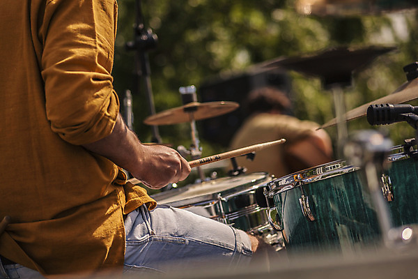 포토 JPG 해외이미지 직업 접시 디자인 산업 음악 백그라운드 놀이 타악기 사람없음 목재 파란색 빛 세트 금속 검은색 어둠 소리 콘서트 음악가 장비 무대 흰색 기구 악단 원형 은색 묘사 오브젝트 드럼 재즈 조립 드러머 드럼스틱 리듬 뮤지컬 베이스 옛날 철강 해외202004 해외포토 도형 나무 식기 악기 컬러 재료 재질 현악기 문화예술 공연 파일형식 이미지허브