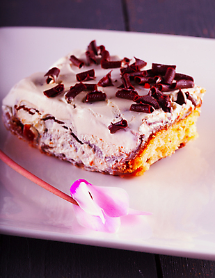 포토 JPG 해외이미지 접시 꽃 음식 조각 부분 디저트 요리 사람없음 장식 컬러풀 갈색 파티 케이크 초콜릿 어둠 빵집 흰색 신선 달콤 굽기 크림 무스 페스츄리 해로움 해외202004 해외포토 식물 식기 빵 컬러 컨셉 이벤트 상점 맛 구이 파일형식 이미지허브