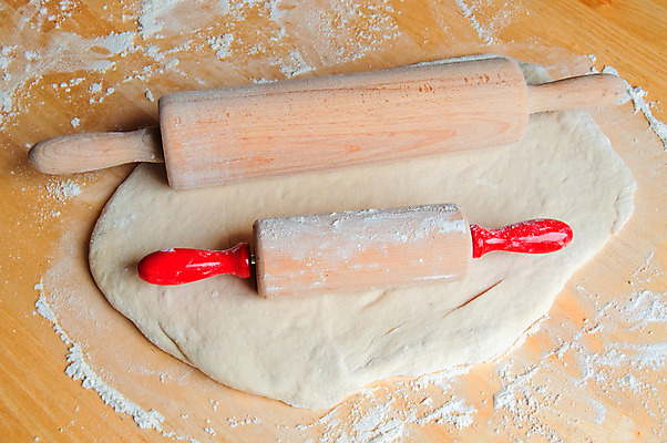 포토 JPG 해외이미지 어린이 음식 탁자 엄마 주방용품 주택 함께함 실내 성인 사람없음 목재 빨간색 주방 굽기 밀가루 해외202004 해외포토 나무 컬러 가구 생활용품 컨셉 재료 가족 사람 내부 건물 가루 구이 파일형식 이미지허브