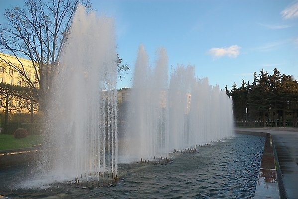 포토 JPG 해외이미지 나무 외관 공원 건축양식 하늘 사람없음 야외 건물 장식 물 도시풍경 정원 황혼 새벽 장비 안개 도시 그늘 분수 분무기 랜드마크 해외202004 해외포토 자연요소 식물 건축물 공공시설 건축 날씨 풍경 일몰 파일형식 이미지허브