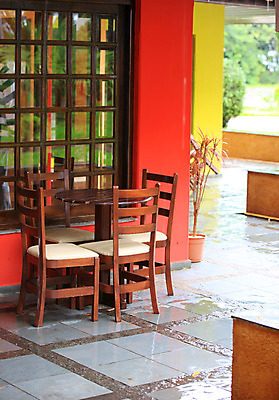 포토 JPG 해외이미지 라이프스타일 외관 가구 건축양식 창문 지팡이 주택 안테나 사람없음 야외 건물 장식 컬러풀 유행 요식업 식당 정원 식사 카페 발코니 바 고급 디자이너 빌라 만족 시설 지역 스타일 해외202004 해외포토 직업 건축물 건축 감정 산업 컬러 생활용품 컨셉 통신 생활 상점 파일형식 이미지허브