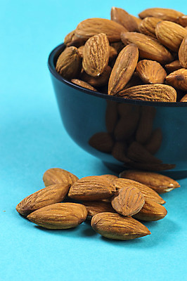 포토 JPG 해외이미지 그릇 백그라운드 다이어트 건조 사람없음 파란색 아몬드 해외202004 해외포토 식기 컬러 건강 견과류 파일형식 이미지허브