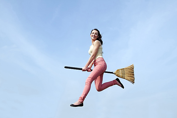 포토 JPG 해외이미지 응시 여자 행복 여행 모션 자연 하늘 한명 미소 웃음 앉기 빨간색 파란색 점프 자유 승차 빗자루 출발 마녀 마법 리프팅 성인여자만 카피스페이스 해외202004 해외포토 1 시선 감정 컬러 컨셉 표정 사람 공백 청소도구 생태계 여자만 성인만 파일형식 이미지허브