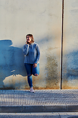 포토 JPG 해외이미지 학생 손 응시 여자 백그라운드 인터넷 텍스트 통신 성공 모바일 새로움 갈색머리 세포 한명 사람 성인 스마트폰 핸드폰 독서 흰색 잡기 오픈 입 메시지 스마트 긍정 충격 부름 타입 고립 문자메시지 셀룰러 해외202004 해외포토 1 헤어스타일 시선 컬러 컨셉 모션 신체부위 전자제품 스마트기기 파일형식 이미지허브