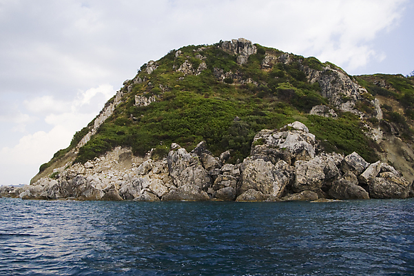 포토 JPG 해외이미지 바다 섬 여행 자연 하늘 휴가 휴식 풍경 사람없음 야외 초록색 물 여름 파란색 관광지 햇빛 뜨거움 투명 지중해 그리스 암초 석회암 이국적 해외202004 해외포토 자연요소 계절 유럽 컬러 컨셉 태양 암석 생태계 파일형식 이미지허브