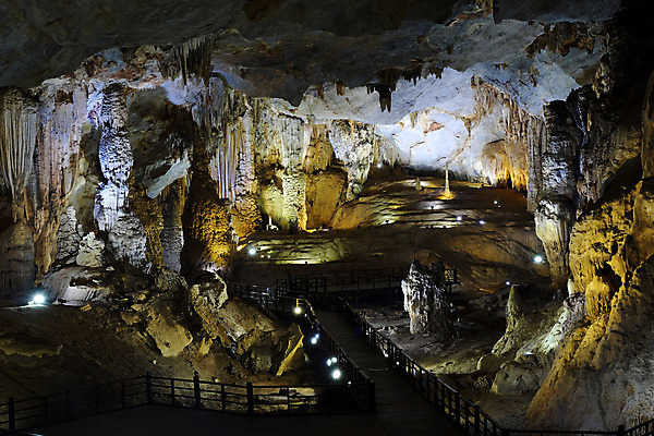 포토 JPG 해외이미지 모양 아시아 여행 백그라운드 자연 추상 실내 동양인 풍경 사람없음 여행객 계단 놀람 바위 램프 동굴 재산 닫기 즐거움 베트남 장면 지하 내추럴 석회암 전국 종유석 지질학 파라다이스 해외202004 해외포토 교육 감정 나라 무늬 모션 조명 표정 사람 인종 내부 금융 동남아시아 암석 돌_바위 생태계 파일형식 이미지허브