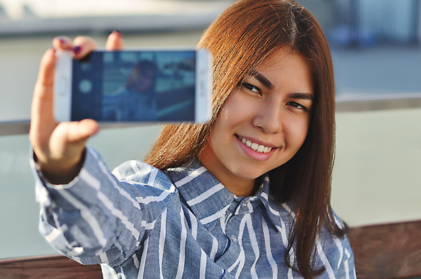 포토 JPG 해외이미지 학생 라이프스타일 손 행복 얼굴 백그라운드 패턴 모바일 휴가 거리 갈색머리 한명 사람 동양인 핸드폰 유행 카메라 맑음 봄 기쁨 잡기 도시 시원함 스마트 그림 만들기 고립 소셜네트워크 아이폰 힙스터 해외202004 해외포토 1 헤어스타일 계절 패션 감정 컨셉 무늬 모션 날씨 인종 생활 신체부위 전자제품 스마트폰 파일형식 이미지허브