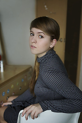 포토 JPG 해외이미지 학생 생각 탁자 실내 한명 10대 배려 해외202004 해외포토 1 가구 청소년 사람 내부 파일형식 이미지허브