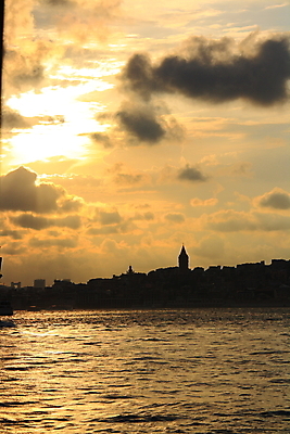 포토 JPG 해외이미지 디자인 실루엣 바다 여행 백그라운드 건축양식 하늘 새로움 이스탄불 풍경 사람없음 야외 건물 목재 물 빛 도시풍경 태양 탑 고층빌딩 일몰 도시 역사 도심 이슬람교 모스크 스카이라인 칠면조 단상 해외202004 해외포토 자연요소 나무 건축물 건축 종교 컨셉 재료 조류 촬영기법 빌딩 노을 파일형식 튀르키예 이미지허브