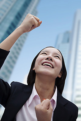 포토 JPG 해외이미지 여자 행복 비즈니스 응원 성공 한명 서기 웃음 정장 손짓 20대 아웃포커스 신체부위 세로 컬러풀 손들기 중국 주먹 활발 올려보기 비즈니스우먼 전문직 디지털합성 만족 흥분 베이징 개성 팔 독립 염원 해외202004 해외포토 직업 1 옷 감정 아시아 컬러 컨셉 모션 촬영기법 표정 사람 청년 직장인 파일형식 이미지허브