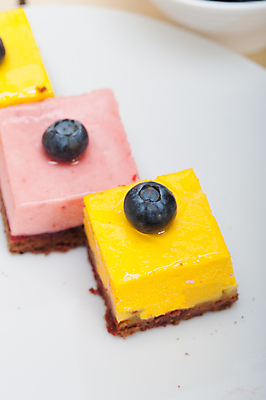 포토 JPG 해외이미지 접시 디저트 사람없음 달콤 블루베리 무스케이크 해외202004 해외포토 식기 음식 과일 케이크 맛 파일형식 이미지허브