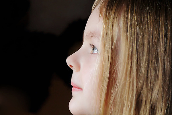 포토 JPG 해외이미지 백인 유럽 어린이 한명 옆모습 파란색 금발 흰색 표현 해외202004 해외포토 서양인 1 헤어스타일 나라 뷰포인트 컬러 사람 파일형식 이미지허브