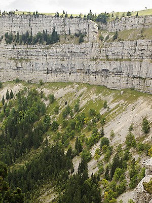 포토 JPG 해외이미지 모양 벽 여행 자연 산 풍경 사람없음 세로 초록색 골짜기 계곡 등산 트래킹 하이킹 숲 위험 승합차 스위스 부식 호기심 지역 내추럴 웅장함 원형극장 해외202004 해외포토 감정 유럽 컬러 컨셉 승용차 레저 극장 생태계 파일형식 이미지허브