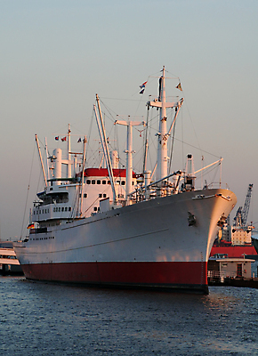 포토 JPG 해외이미지 유럽 바다 독일 항해 풍경 사람없음 세로 물 햇빛 항구 일몰 화물 저녁 화물선 포트 함부르크 해외202004 해외포토 자연요소 나라 배_교통 교통시설 태양 노을 운송업 야간 파일형식 이미지허브