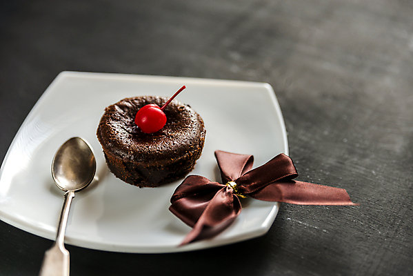 포토 JPG 해외이미지 접시 리본 검은배경 실내 사람없음 숟가락 체리 달콤 해외202004 퐁당오쇼콜라 해외포토 식기 백그라운드 과일 디저트 수저 내부 검은색 맛 파일형식 이미지허브