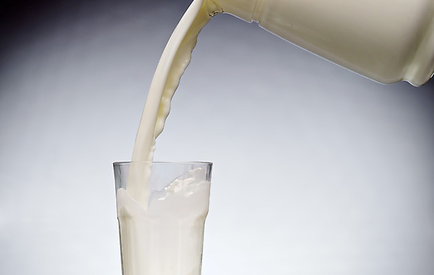 포토 JPG 해외이미지 라이프스타일 음료 포즈 백그라운드 모션 유리 건강 사람없음 파란색 침묵 거품 흐름 우유 추위 흰색 신선 조끼 액체 붓기 떨어짐 상품 가득함 보충 고립 칼슘 스플래쉬 해외202004 해외포토 컬러 컨셉 재질 유제품 생활 소리 외투 파일형식 이미지허브