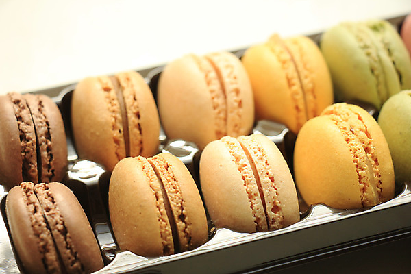 포토 JPG 해외이미지 음식 분홍색 컨셉 쟁반 건강 요리 사람없음 갈색 노란색 쿠키 과자 케이크 초콜릿 프랑스 흰색 달콤 맛 잼 설탕 굽기 먹기 아몬드 마카롱 프랑스어 머랭 페스츄리 해외202004 해외포토 문자 유럽 빵 컬러 모션 디저트 견과류 소스_음식 구이 파일형식 이미지허브