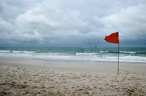 포토 JPG 해외이미지 모래 파도 바다 경고 해변 사람없음 빨간색 물 금지 깃발 위험 입장 해외202004 해외포토 자연요소 컬러 컨셉 파일형식 이미지허브