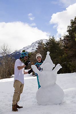 포토 JPG 해외이미지 나무 라이프스타일 커플 행복 백그라운드 겨울 가족 청소년 자연 눈사람 하늘 휴가 산 함께함 사람 성인 야외 두명 10대 기쁨 추위 흰색 숲 만들기 언니 남동생 눈내림 성인남자만 성인여자만 해외202004 해외포토 식물 계절 감정 컬러 컨셉 관계 모션 눈_날씨 생활 생태계 자매 동생 남자만 여자만 성인만 파일형식 이미지허브