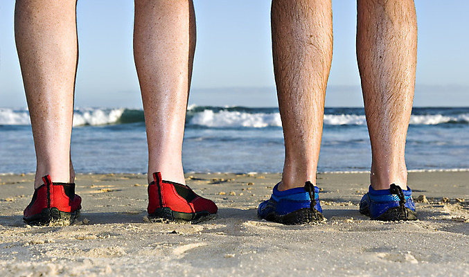 포토 JPG 해외이미지 라이프스타일 커플 남자 모래 스포츠 파도 바다 섬 신발 2 발 휴식 함께함 건강 서기 사람 야외 두명 빨간색 물 파란색 친구 운동 힘 우정 쌍 4 양발 해외202004 해외포토 자연요소 컬러 컨셉 관계 모션 생활 신체부위 숫자 파일형식 이미지허브