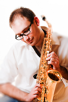 포토 JPG 해외이미지 행복 안경 음료 악기 음악 유리 놀이 한명 서기 앉기 평화 선택 색소폰 만족 심각 해외202004 해외포토 1 잡화 감정 컨셉 모션 재질 문화예술 사람 목관악기 파일형식 이미지허브