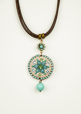 포토 JPG 해외이미지 백그라운드 장신구 미술 사람없음 초록색 빛 귀걸이 침묵 수확 골동품 흰색 화려 황금 고급 우아함 보석 복고 에메랄드 구식 옛날 해외202004 해외포토 컬러 컨셉 농업 문화예술 소리 광석 파일형식 이미지허브