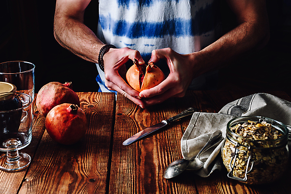 포토 JPG 해외이미지 손 유리병 디저트 잔 실내 요리 들기 신체부위 나이프 잼 재료손질 석류 과일파르페 나무탁자 해외202004 해외포토 식기 음식 과일 모션 탁자 병_용기 사람 내부 소스_음식 칼 파르페 손질 파일형식 이미지허브