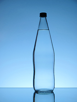 포토 JPG 해외이미지 음료 건강 사람없음 세로 물 파란색 반사 추위 신선 투명 액체 컨테이너 갈증 가득함 순수 상쾌 내추럴 캡모자 해외202004 해외포토 자연요소 모자_잡화 감정 산업 컬러 컨셉 파일형식 이미지허브