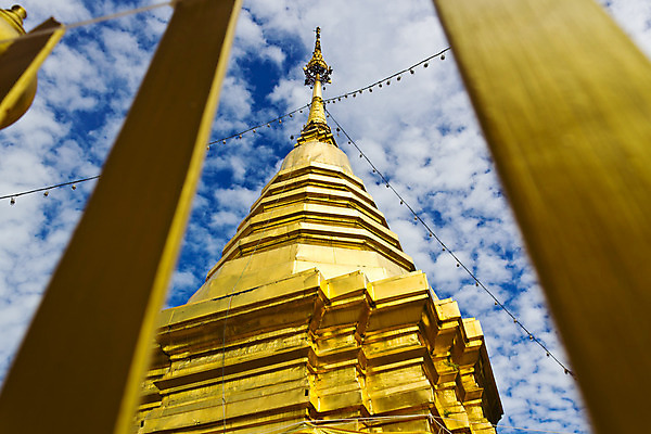 포토 JPG 해외이미지 종교 불교 태국 하늘 미술 사람없음 파란색 노란색 믿음 탑 기댐 사찰 황금 각도 신성 숭배 신앙심 존경 해외202004 해외포토 건축물 감정 아시아 컬러 종교건축 모션 문화예술 파일형식 이미지허브
