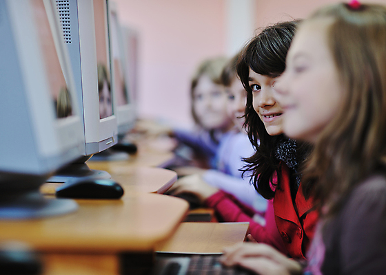 포토 JPG 해외이미지 여자 교육 남자 행복 어린이 의자 교실 학교 수업 함께함 한명 사람 앉기 소년 친구 스터디 컴퓨터 교사 가르침 그룹 책상 어린이만 해외202004 해외포토 직업 1 감정 가구 컨셉 관계 모션 전자제품 학습 파일형식 이미지허브