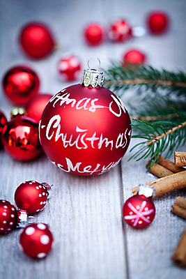 포토 JPG 해외이미지 크리스마스장식 크리스마스 실내 사람없음 아웃포커스 오너먼트 나무배경 해외202004 해외포토 기념일 백그라운드 촬영기법 내부 파일형식 이미지허브