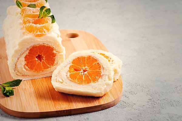 포토 JPG 해외이미지 단면 디저트 귤 실내 사람없음 롤케이크 나무도마 해외202004 해외포토 음식 과일 도마 내부 목재 케이크 파일형식 이미지허브