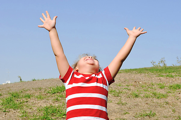 포토 JPG 해외이미지 옷 남자 행복 무기 어린이 자연 건강 한명 사람 소년 빛 희망 힘 기쁨 에너지 자유 성장 작음 염원 표현성 해외202004 해외포토 1 감정 컨셉 크기 생태계 파일형식 이미지허브