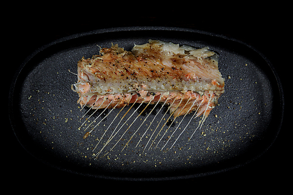 포토 JPG 해외이미지 동물 접시 음식 파충류 자연 주방용품 쟁반 어류 이벤트 사람없음 빨간색 금속 검은색 저녁식사 어둠 장비 양념 액체 먹기 철 오브젝트 질감 연어 후추 점심식사 정물화 해외202004 해외포토 식기 컬러 생활용품 모션 재질 식사 수중동물 향신료 그림 생태계 파일형식 이미지허브