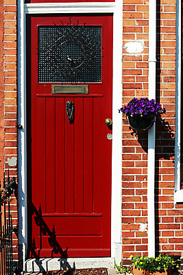 포토 JPG 해외이미지 모양 꽃 벽 창문 벽돌 주택 그림자 사람없음 건물 장식 빨간색 컬러풀 태양 문 계획 제비꽃 돌봄 생존 스타일 디테일 해외202004 해외포토 자연요소 식물 건축물 컬러 컨셉 모션 파일형식 이미지허브