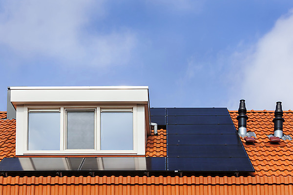 포토 JPG 해외이미지 외관 창문 지붕 주택 굴뚝 사람없음 야외 건물 빨간색 태양 환경 재활용 에너지 판넬 옥상 타일 네덜란드 생태계 태양에너지 시스템 혁명 생태학 설치 수집가 획기적 해외202004 해외포토 자연요소 직업 건축물 교육 유럽 컬러 컨셉 그린에너지 친환경 파일형식 이미지허브