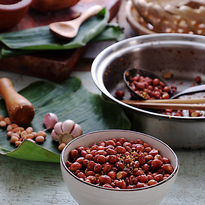 포토 JPG 해외이미지 접시 음식 고추 콩 건조 마늘 요리 사람없음 초록색 견과류 최고 사발 닫기 강의 굽기 먹기 향신료 완두콩 베트남 땅콩 소금 방법 짠맛 해외202004 해외포토 식기 컬러 채소 모션 곡류 동남아시아 사기그릇 맛 구이 향미료 파일형식 이미지허브