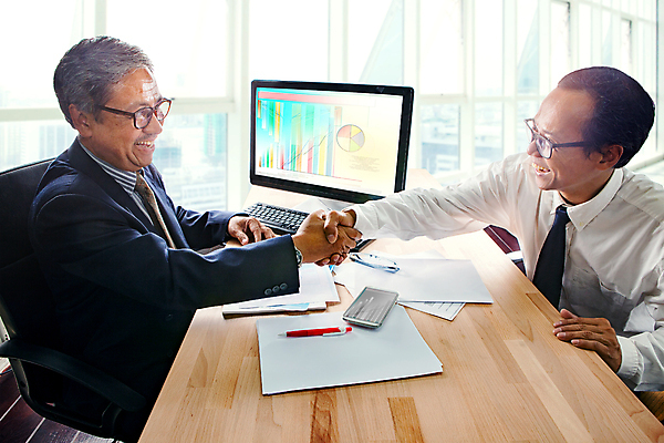 포토 JPG 해외이미지 손 남자 행복 감정 비즈니스 CEO 태국 탁자 성공 사람 동양인 성인 두명 사무실 작업 비즈니스맨 목표 알림 흔들림 보고서 경영자 해결 승진 떨림 골 프로젝트 벤처기업 해외202004 해외포토 직업 아시아 가구 컨셉 모션 인종 신체부위 직장인 리더 파일형식 이미지허브