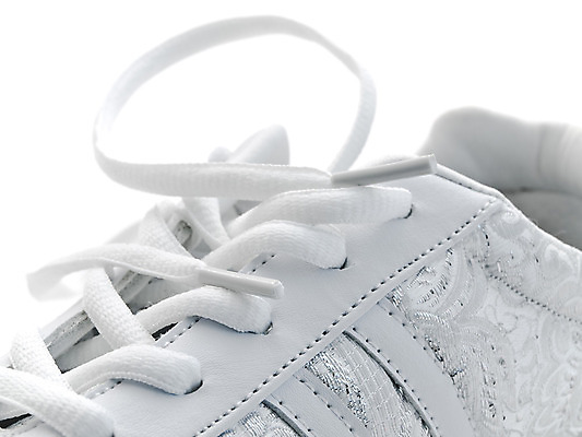 포토 JPG 해외이미지 디자인 옷 줄 스포츠 운동화 신발 장신구 새로움 부츠 사람없음 유행 흰색 직물 쌍 스니커즈 오브젝트 흰배경 트레이너 스타일 유일 해외202004 해외포토 레이스천 컬러 백그라운드 컨셉 헬스 파일형식 이미지허브