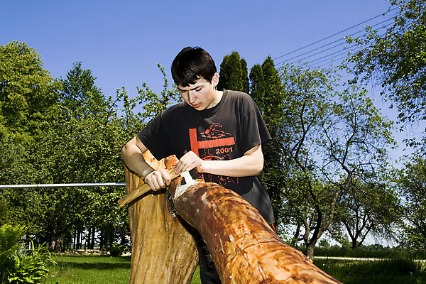 포토 JPG 해외이미지 나무 장신구 휴식 한명 목재 정원 기쁨 업무 그네 도끼 고용 해외202004 해외포토 식물 1 감정 컨셉 재료 사람 구직 작업 채용 파일형식 이미지허브