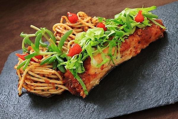 포토 JPG 해외이미지 그릇 음식 어류 스테이크 요리 사람없음 식사 저녁식사 준비 양배추 연어 건강식 점심식사 해외202004 해외포토 식기 채소 서양음식 수중동물 파일형식 이미지허브