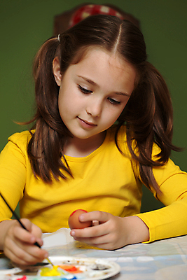 포토 JPG 해외이미지 백인 전통 딸 행복 어린이 가족 탁자 휴가 부활절 미술 한명 미소 사람 장식 컬러풀 계란 페인트 봄 붓 공예 그림 예술가 페인트붓 혼자 해외202004 해외포토 서양인 1 계절 기념일 감정 컬러 가구 관계 문화예술 표정 취미 알 파일형식 이미지허브