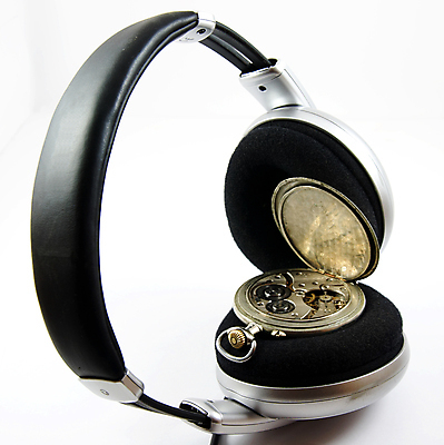 포토 JPG 해외이미지 음악 시계 백그라운드 컨셉 노래 아이디어 사람없음 반사 헤드폰 골동품 흰색 시간 은색 주머니 손목시계 고립 구식 멜로디 옛날 해외202004 해외포토 컬러 음향기기 장신구 문화예술 파일형식 이미지허브