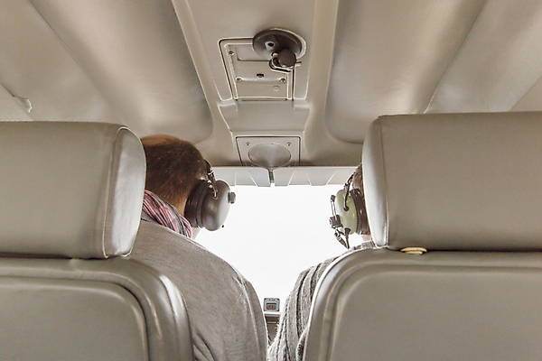 포토 JPG 해외이미지 교육 남자 여행 의자 비즈니스 가이드 유리 버튼 수업 비행기 한명 빛 맑음 강사 헤드폰 기구 비행 오픈 지시 파일럿 항공 레이아웃 쇼 시끄러움 대패 옛날 통근 해외202004 해외포토 직업 1 음향기기 가구 항공교통 모션 재질 날씨 대중교통 사람 출근 파일형식 이미지허브